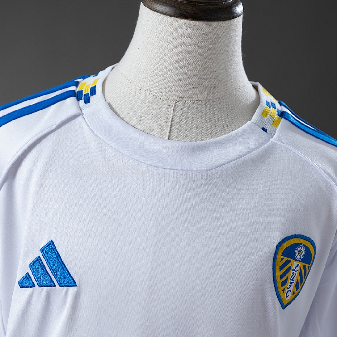 Leeds United 25/26 Home Kids Kit Jersey – Replica Football Soccer Shirt – Size 16–28