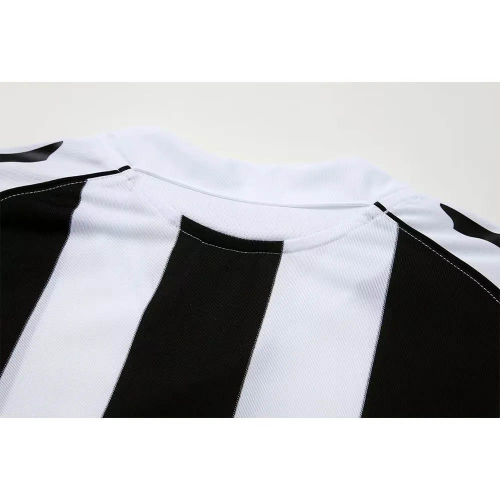 Newcastle United 2004/06 Home Retro Jersey – Classic Football Shirt – Size S–XXL