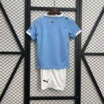 Maglia bambini Manchester City 25/26, taglie 16-28, design blu, ideale per allenamento e partite.